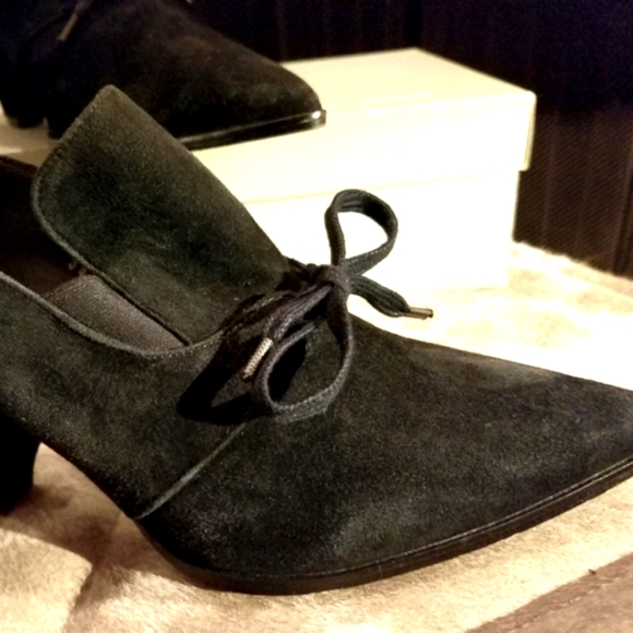 Stephane Kelian "Versailles" Suede Pumps. France. - Picture 4 of 6